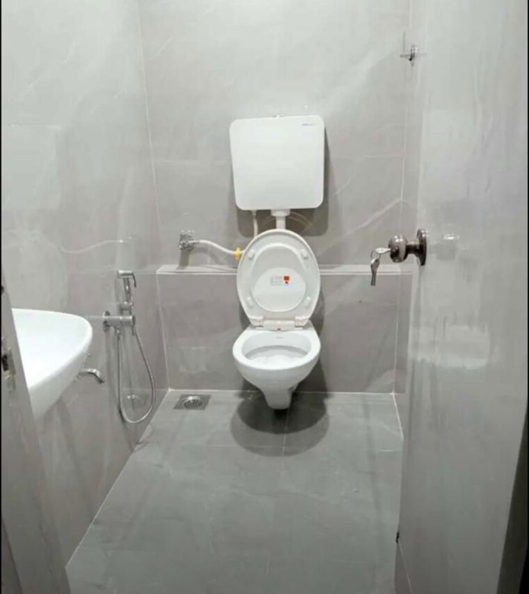 Bathroom, kantatoli Commercial Office Space 3400 Sq.Ft. In Kantatoli Ranchi 10630581
