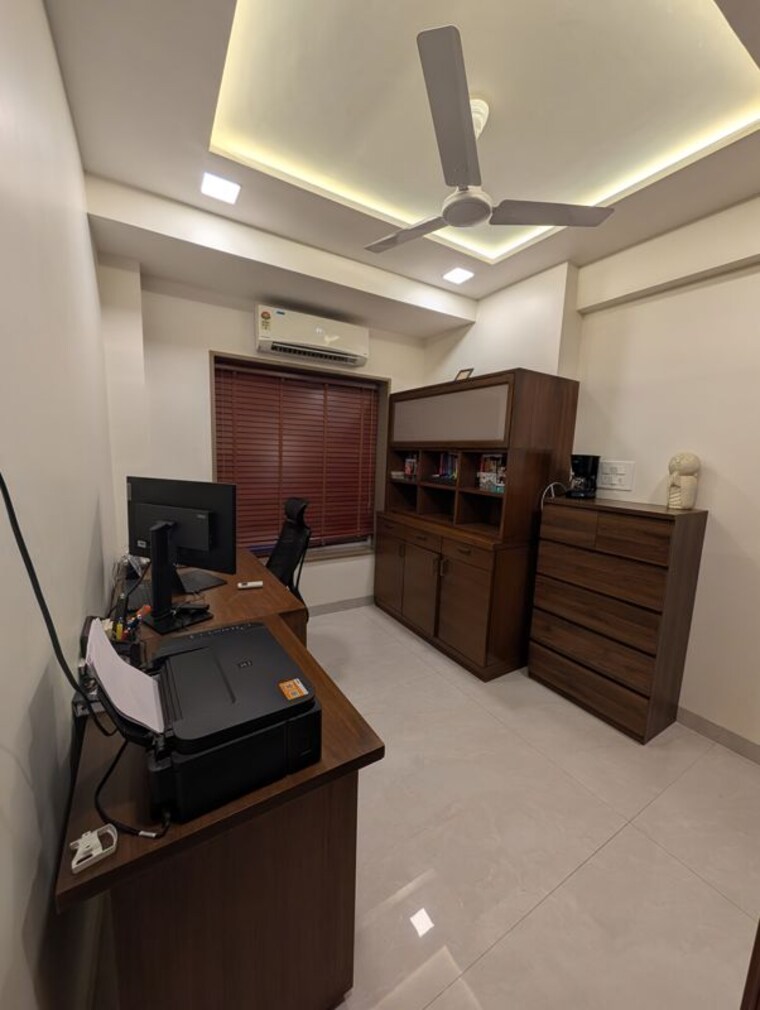 Living Room, maker-tower 3.5 Bedroom 1350 Sq.Ft. Apartment In Cuffe Parade Mumbai 10597717