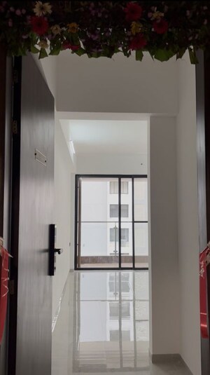 Room in 2 BHK Apartment at Unique Youtopia, Kharadi – for Rent