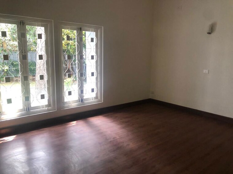 Room, earls-court 3 Bedroom 4250 Sq.Ft. Independent House In Brigade Road Bangalore 10569424