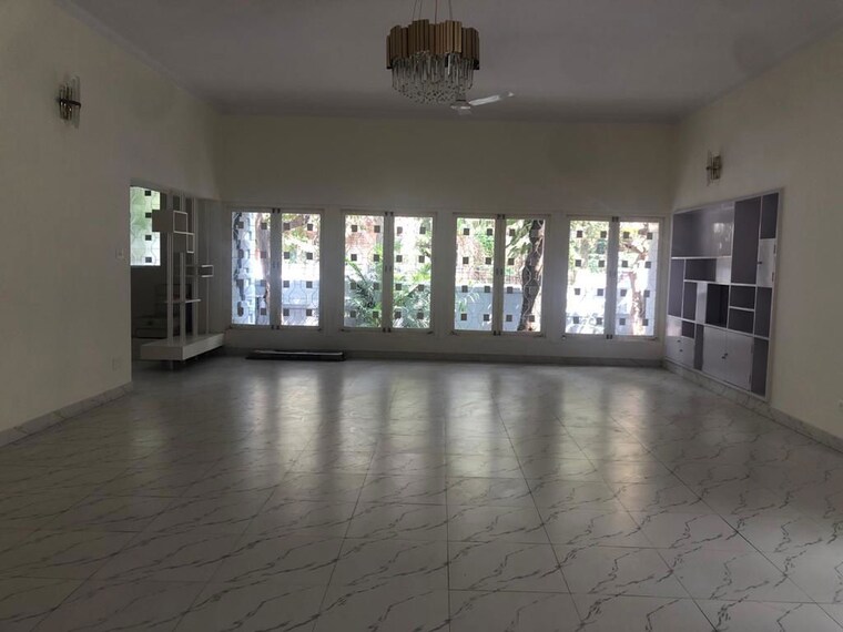  Parking, earls-court 3 Bedroom 4250 Sq.Ft. Independent House In Brigade Road Bangalore 10569424