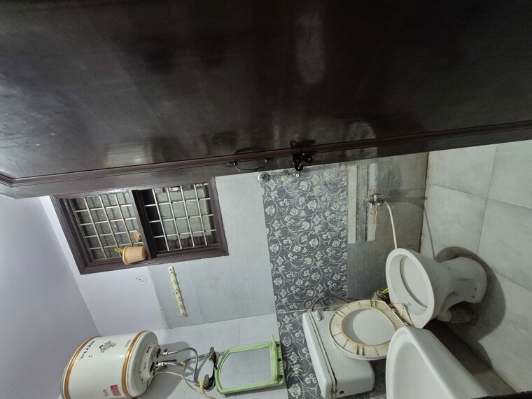 Washroom, mayur vihar 3.5 Bedroom 990 Sq.Ft. Builder Floor In Mayur Vihar Delhi 10630870