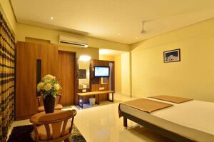 Bedroom in 6+ BHK Builder Floor at Budhwar Peth – for Rent