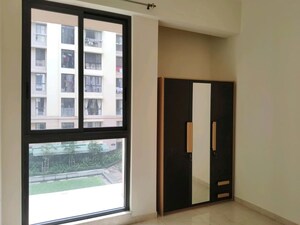 Room in 3 BHK Apartment at Lodha Sterling, Kolshet Road – for Rent