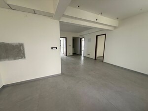 Room in 4 BHK Apartment at Nettoor – for Sale