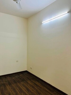 Room in 3 BHK Apartment at Emaar Emerald Floors Premier, Sector 65 – for Rent