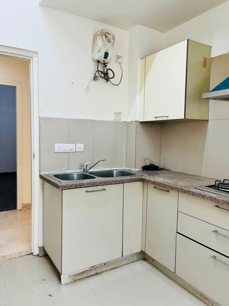 Kitchen, emaar-emerald-floors-premier 3 Bedroom 1975 Sq.Ft. Apartment In Sector 65 Gurgaon 10630983