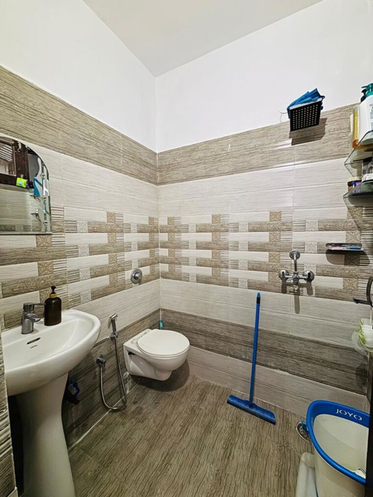 Attached Bathroom, dhakoli 3 Bedroom 1100 Sq.Ft. Builder Floor In Dhakoli Zirakpur 10631123