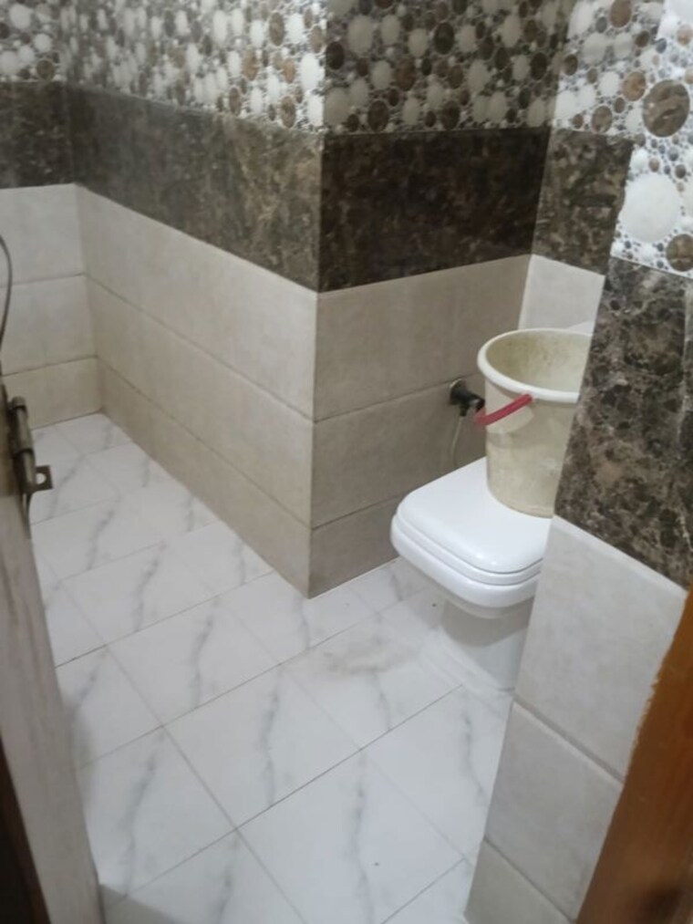 Bathroom, sector 30 1.5 Bedroom 300 Sq.Mt. Villa In Sector 30 Noida 10631177