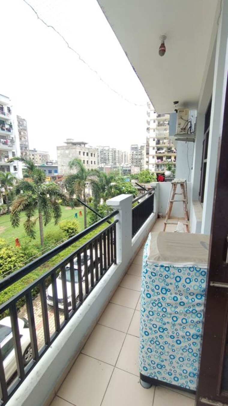 Balcony, vip road 3 Bedroom 1850 Sq.Ft. Apartment In Vip Road Zirakpur 10631198