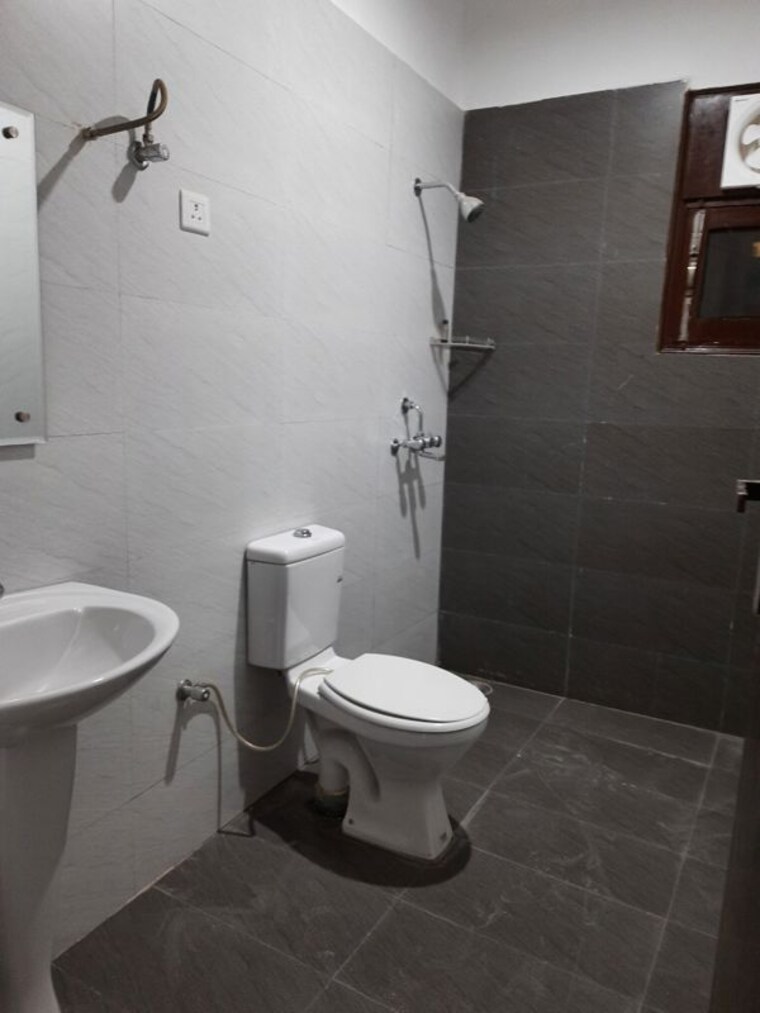Bathroom, vip road 3 Bedroom 1850 Sq.Ft. Apartment In Vip Road Zirakpur 10631222