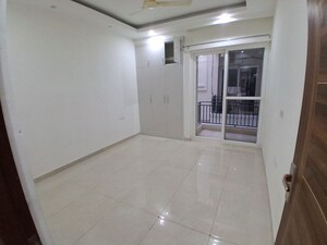 Room in 3 BHK Apartment at Vip Road – for Rent