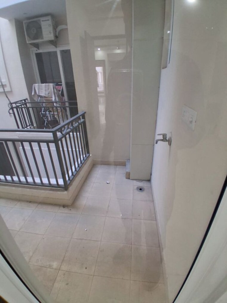 Balcony, vip road 3 Bedroom 1850 Sq.Ft. Apartment In Vip Road Zirakpur 10631222
