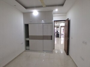 Room in 3 BHK Apartment at Vip Road – for Rent