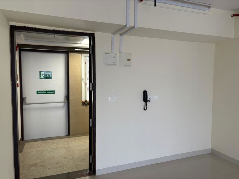 Room, one-world Commercial Office Space 326 Sq.Ft. In Malad West Mumbai 10631266