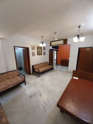 Room in 3 BHK Apartment at Juhu – for Rent