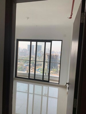 Room in 3 BHK Apartment at Oberoi Maxima, Andheri East – for Sale