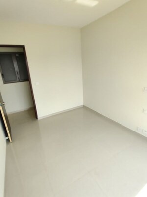 Room in 2 BHK Apartment at Kalpataru Immensa, Kolshet Road – for Rent