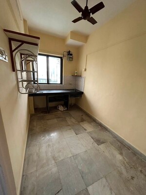 Room in 1 BHK Apartment at Dahisar East – for Rent