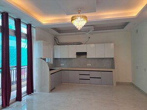 Room in 3 BHK Builder Floor at Sector 7 – for Rent