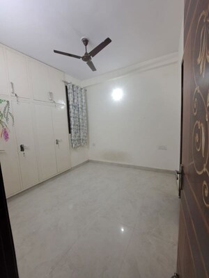 Room in 3 BHK Builder Floor at Sector 7 – for Rent