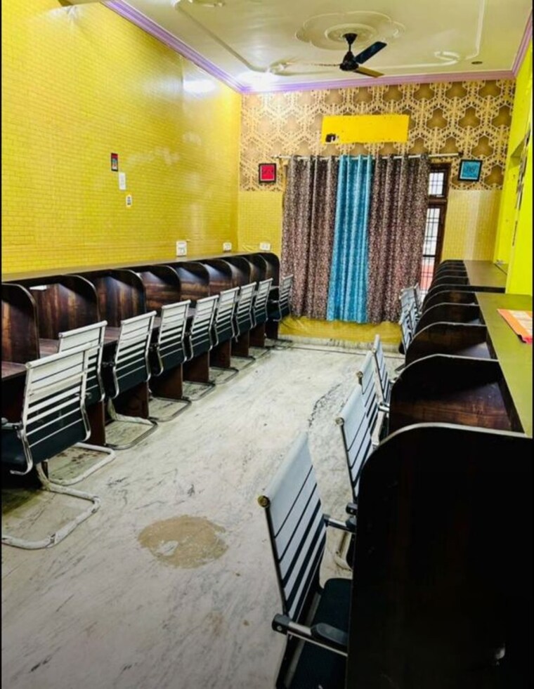 Bedroom, hazratganj Commercial Office Space 1000 Sq.Ft. In Hazratganj Lucknow 10631535