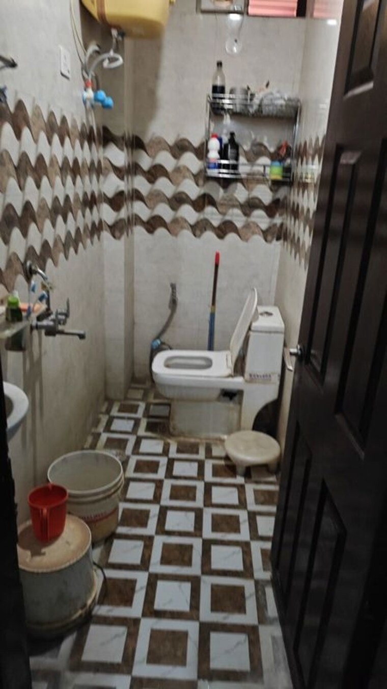 Bathroom, rajpur khurd extension 1 Bedroom 400 Sq.Ft. Builder Floor In Rajpur Khurd Extension Delhi 10631538