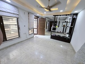 Parking in 4 BHK Builder Floor at Sector 9a – for Rent