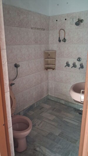Bathroom in 2 BHK Builder Floor at Sector 43 – for Rent