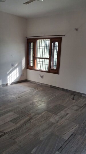 Room in 2 BHK Builder Floor at Sector 43 – for Rent
