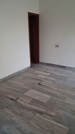 Room in 2 BHK Builder Floor at Sector 43 – for Rent