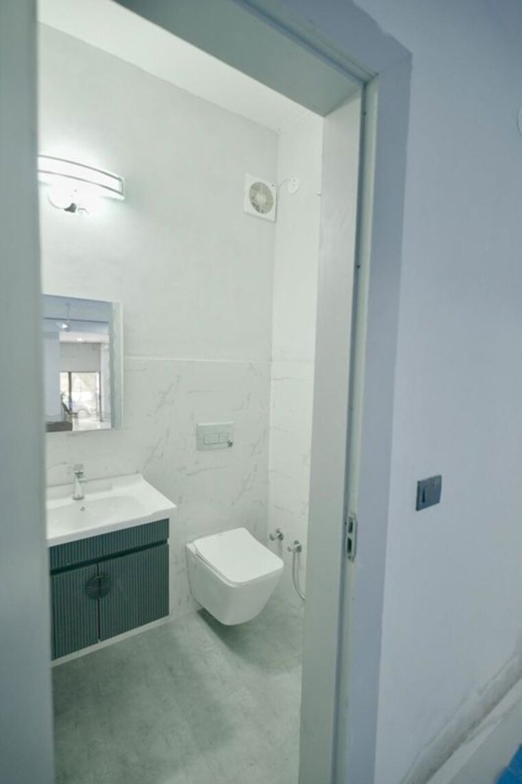 Bathroom, south extension i Commercial Office Space 1400 Sq.Ft. In South Extension I Delhi 10631660