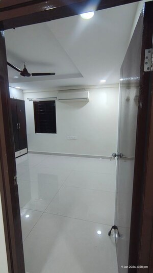 Room in 3 BHK Apartment at Hi Tech City – for Rent