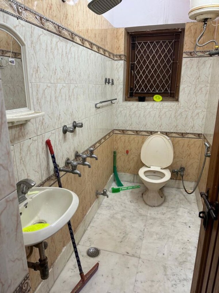 Bathroom, kalkaji 1 Bedroom 125 Sq.Yd. Builder Floor In Kalkaji Delhi 10631804