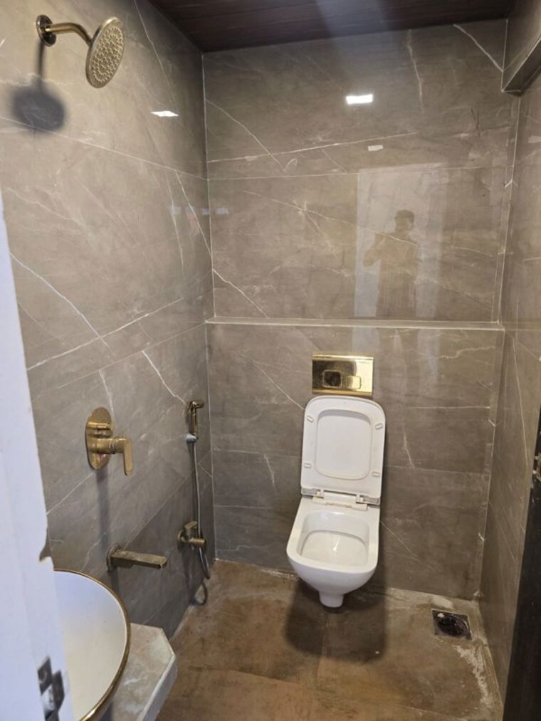 Bathroom, sindhi-society 2 Bedroom 500 Sq.Ft. Apartment In Chembur Mumbai 10631816