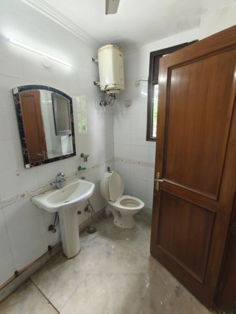 Bathroom, green park 2 Bedroom 130 Sq.Yd. Builder Floor In Green Park Delhi 10631852