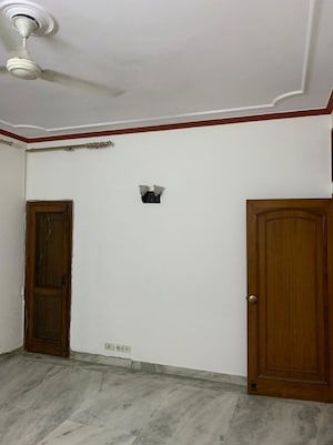 Room in 3 BHK Builder Floor at Sarvodaya Enclave – for Rent