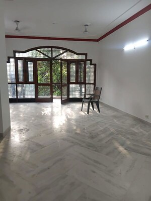 Room in 3 BHK Builder Floor at Sarvodaya Enclave – for Rent