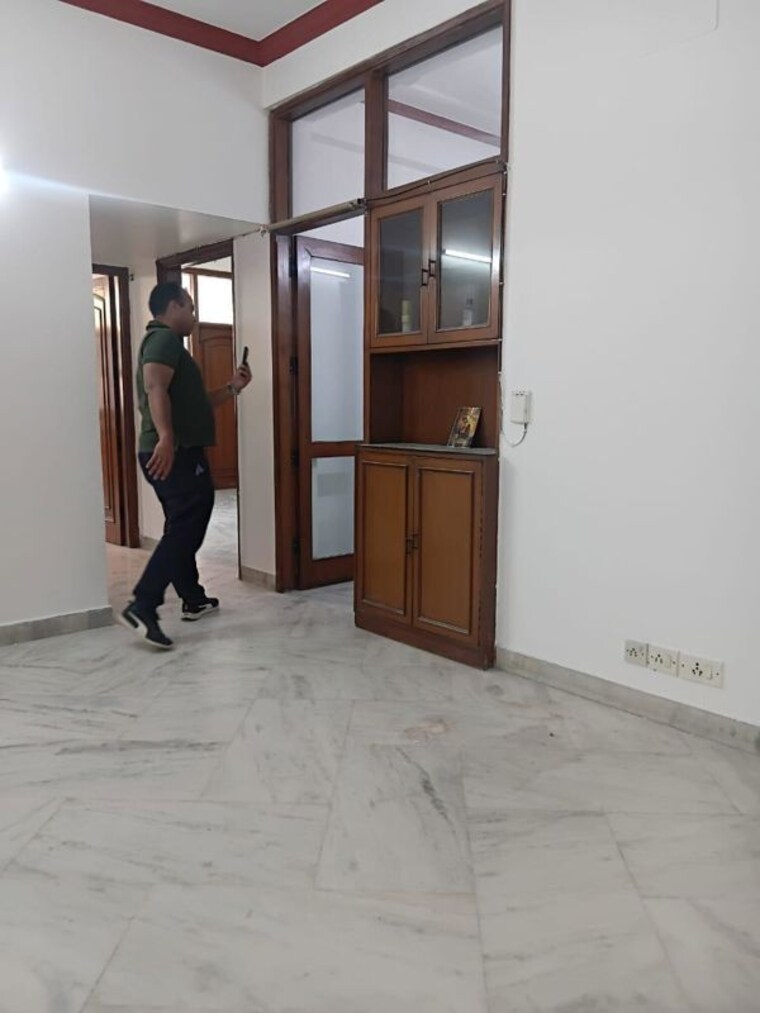 Room, sarvodaya enclave 3 Bedroom 300 Sq.Yd. Builder Floor In Sarvodaya Enclave Delhi 10631877