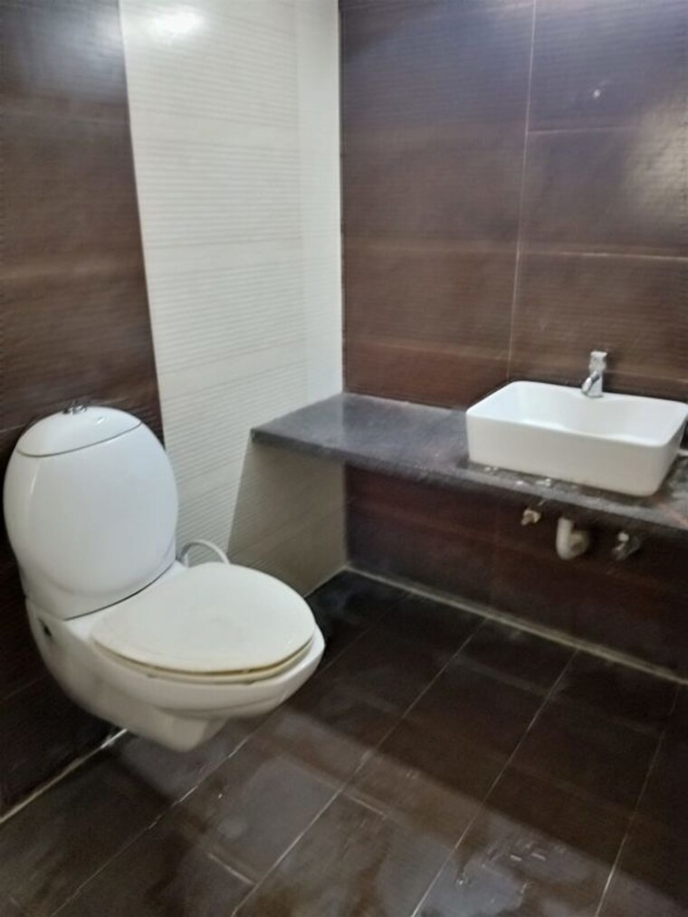 Bathroom, vishwakarma-vedant 3 Bedroom 1500 Sq.Ft. Apartment In Undri Pune 10591648