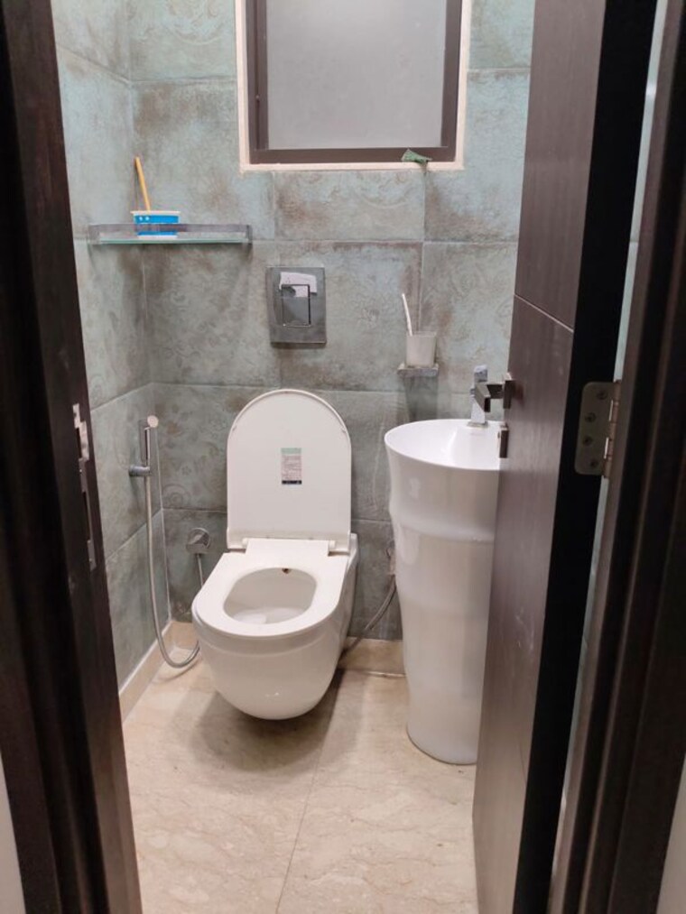 Bathroom, greater kailash i 3 Bedroom 230 Sq.Yd. Builder Floor In Greater Kailash I Delhi 10631973
