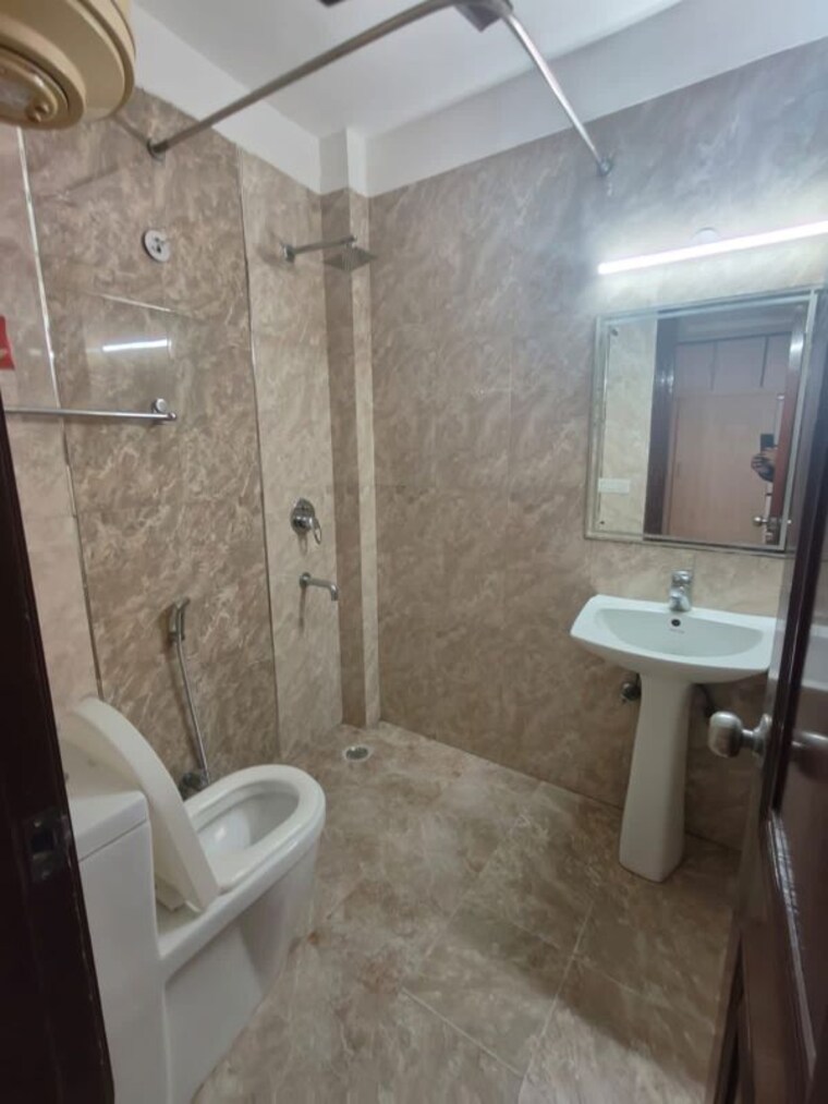 Bathroom, kailash colony 3 Bedroom 160 Sq.Yd. Builder Floor In Kailash Colony Delhi 10631983
