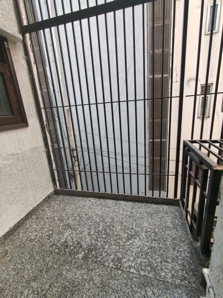 Balcony, kailash colony 3 Bedroom 160 Sq.Yd. Builder Floor In Kailash Colony Delhi 10631983