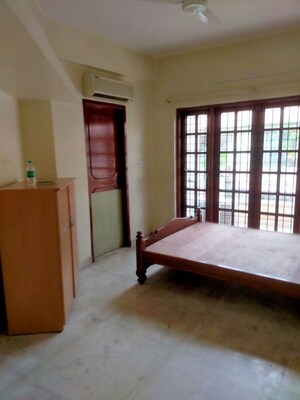 Room in 4 BHK Apartment at Neeladri Mahal, Jayamahal Extn – for Sale