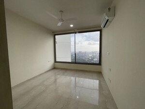 Room in 3 BHK Apartment at Oberoi Realty Esquire, Goregaon East – for Rent