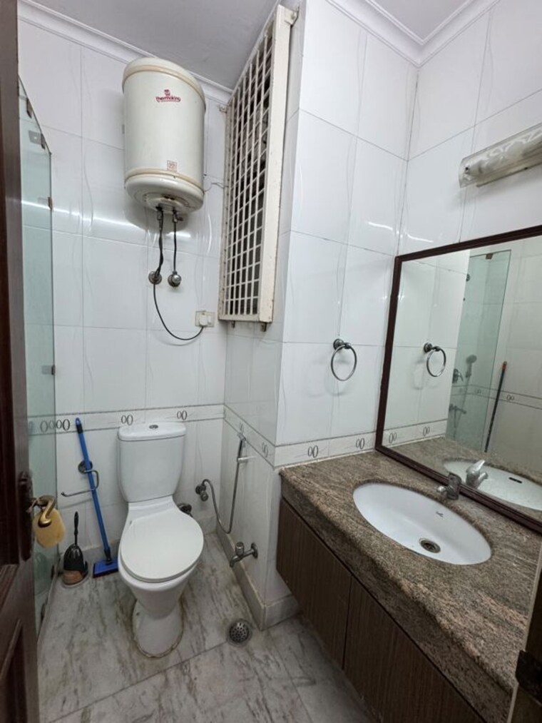 Bathroom, greater kailash i 3 Bedroom 208 Sq.Yd. Builder Floor In Greater Kailash I Delhi 10632101
