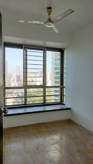 Room in 3 BHK Apartment at Oberoi Realty Woods, Goregaon East – for Sale