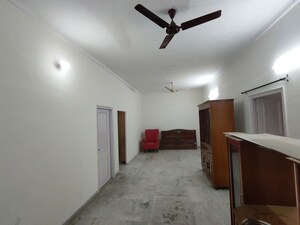 Room in 3 BHK Builder Floor at Sector 43 – for Rent