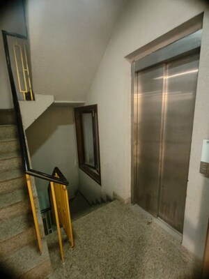 Room in 3 BHK Builder Floor at Shivalik Colony – for Rent