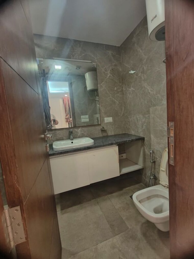 Bathroom, shivalik colony 3 Bedroom 200 Sq.Yd. Builder Floor In Shivalik Colony Delhi 10632170